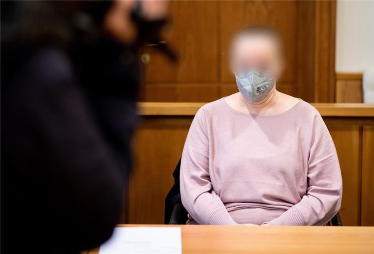Zeugin beschreibt Angeklagte im Prozess als Impfgegnerin Die Angeklagte sitzt vor Prozessbeginn in einem Saal im Landgericht.
