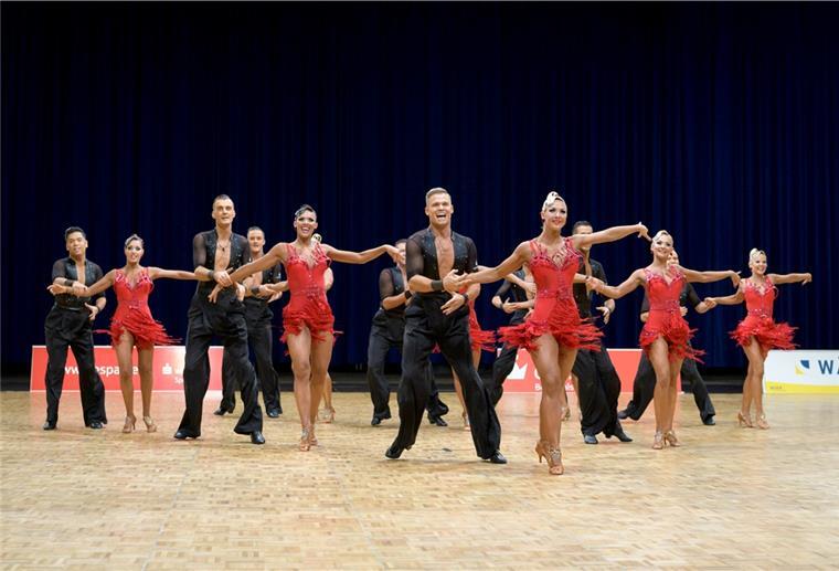 Die Damen in rot, die Herren in schwarz: So steigt das A-Team in die „Zeitmaschine“.