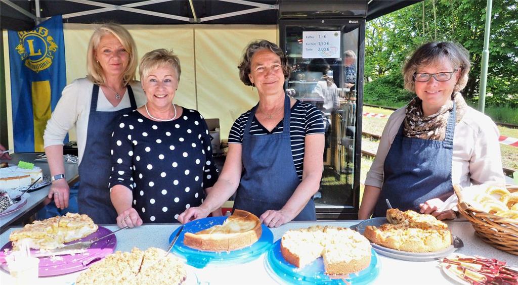 Die Damen vom Lions-Club Langen-Pipinsburg versorgten die Besucher des Bahnsteig...