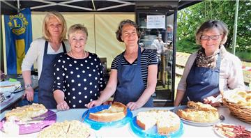Die Damen vom Lions-Club Langen-Pipinsburg versorgten die Besucher des Bahnsteig...