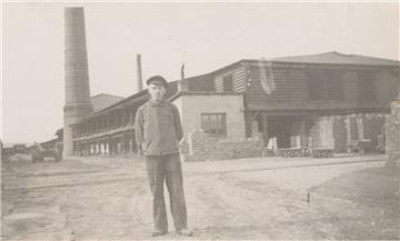 Die Dampfziegelei in Langen. Sie wurde 1961 abgerissen. An ihrer Stelle befindet sich heute die Musikschule der Stadt Geestland.