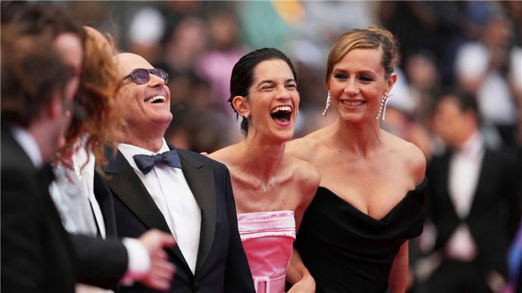 „Die Farben der Zeit“: Kuriose Familiensuche durch Paris Die Darsteller Bruno Levy (l-r), Suzanne Lindon und Cecile de France bei der Premiere in Cannes im Mai 2025.