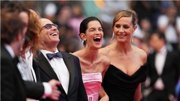 Die Darsteller Bruno Levy (l-r), Suzanne Lindon und Cecile de France bei der Premiere in Cannes im Mai 2025.
