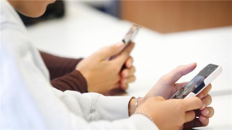 Studie: Drei Viertel aller Erstklässler sind online Die Dauer der Smartphone-Nutzung steigt mit dem Alter deutlich an.