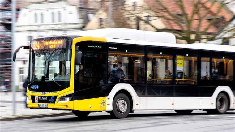 Die Debatte um den Preis für günstigeres Azubi-Ticket bleibt bestehen. (Archivbild) 