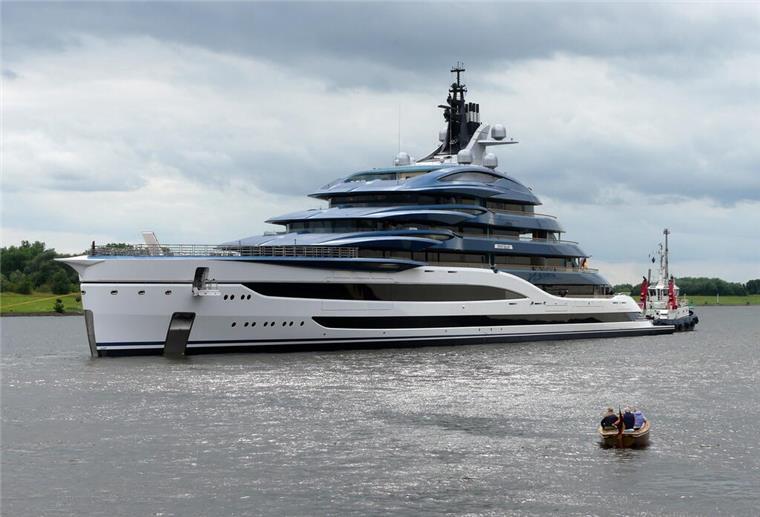 150. Jubiläum der Lürssen-Werft: Megajacht „Deep Blue“ dockt aus Eine Yacht im Wasser