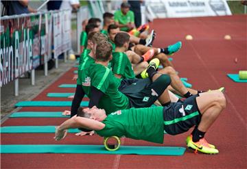 Die Dehn- und Lockerungsübungen  zu Beginn des Trainings scheinen Fin Bartels (i...