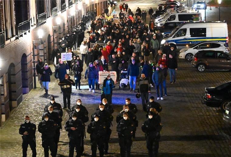 Rund 430 Menschen protestieren in der Innenstadt Demonstranten und Polizei