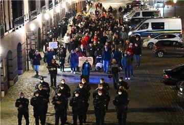 Demonstranten und Polizei