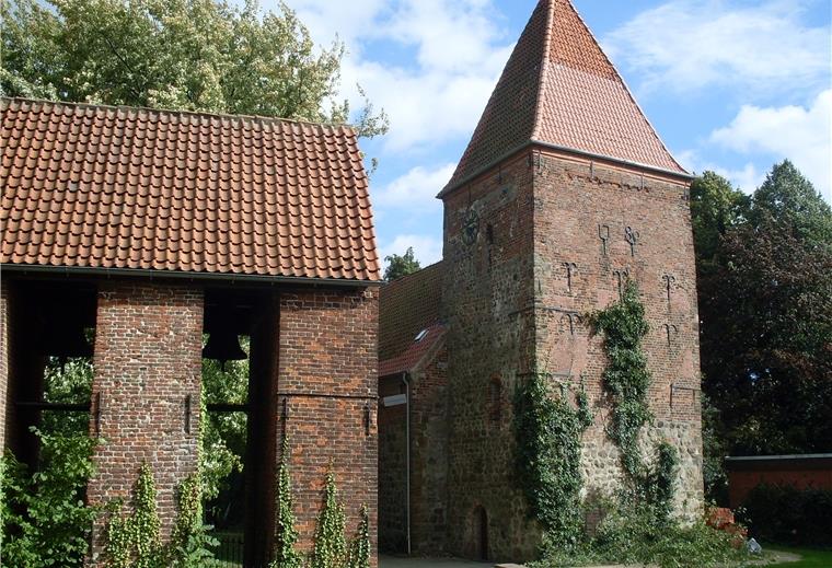 Kirchenkreis-Schock: Sanierungsstau über 1,7 Millionen Euro Die denkmalgeschützte Dionysiuskirche am Wulsdorfer Jedutenberg mit einem vergammelnden Gemeindehaus bereitet der Gemeinde Kopfzerbrechen.