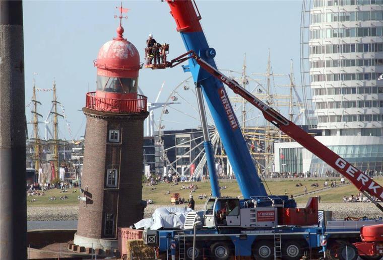 Bremerhavener Nordmole: Fortschritte beim Lösen der Kuppel Leuchtturm auf der Nordmole Bremerhavens ist in Schieflage geraten