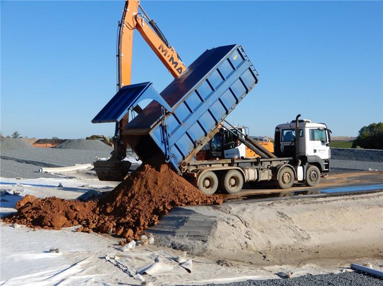 Deponie in Nordenham: Auf Galing III liegen schon 60.000 Tonnen Jarofix Die Deponie bei Schweewarden: Galing III ist seit Mai in Betrieb. Im Abschnitt 1a (Foto) wird bereits Jarofix eingelagert. Abschnitt 1b ist noch im Bau.