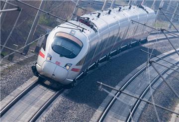 Ein ICE der Deutschen Bahn fährt im Landkreis Hildesheim über die sanierte ICE-Trasse zwischen Hannover und Göttingen.