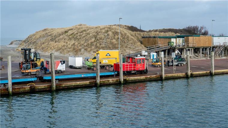 NPorts will Hafen auf Wangerooge modernisieren Die Deutsche Bahn, die die Inselbahn betreibt, will im Zuge des Hafenumbaus auf Wangerooge etwa Gleise erneuern. (Archivbild)