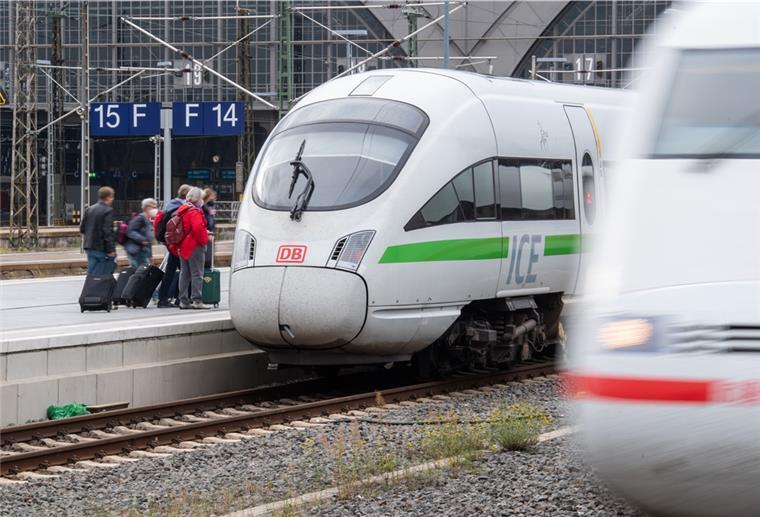 Menschen steigen am Hauptbahnhof Leipzig in einen ICE. 