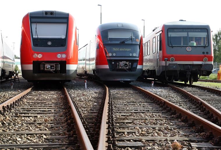 Lärmschutzwände an Schienen in Loxstedt - Einschränkungen im Bahnverkehr Drei Wagen der Deutschen Bahn stehen auf Schienen.