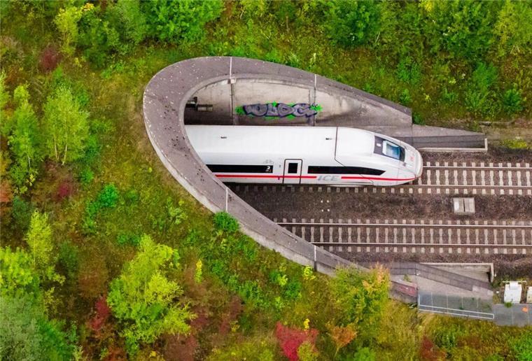 Ein ICE der Deutschen Bahn fährt in den Tunnel Escherberg im Landkreis Hildesheim auf der Strecke Göttingen - Hannover - Hamburg