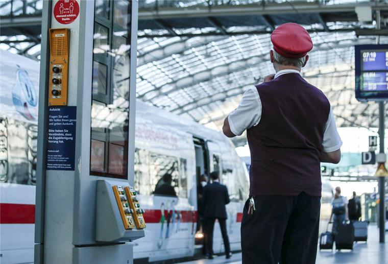 Gewerkschaft: Bahn hat Probleme auch wegen Personalmangels Ein Zugbegleiter gibt ein Abfahrtszeichen für einen ICE auf dem Bahnsteig im Berliner Hauptbahnhof.