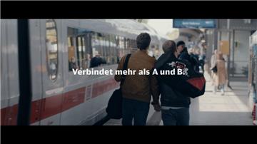 Die Deutsche Bahn nimmt mit einem neuen Werbespot ein Tabuthema auf: Schwule und Fußball.