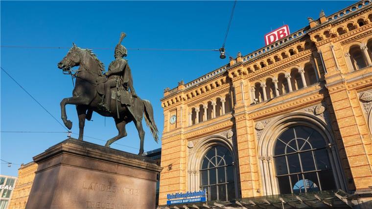 Moderner Bahnsteig in Hannover: 75-Tonnen-Bauwerk eingesetzt Die Deutsche Bahn saniert den Bahnsteig B am Hauptbahnhof Hannover - und setzt dafür einen 75-Tonnen-Stahlkoloss ein.