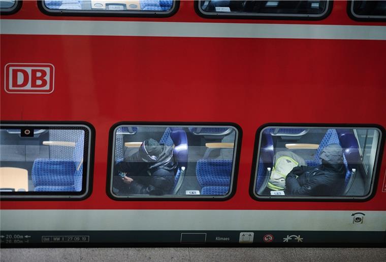 Norddeutsche Länder und Bahn gründen „Zukunft Schiene Nord“ Personen sitzen in einem Regional Express.