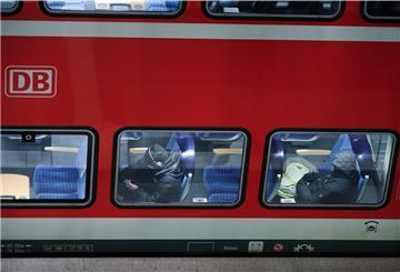 Personen sitzen in einem Regional Express.