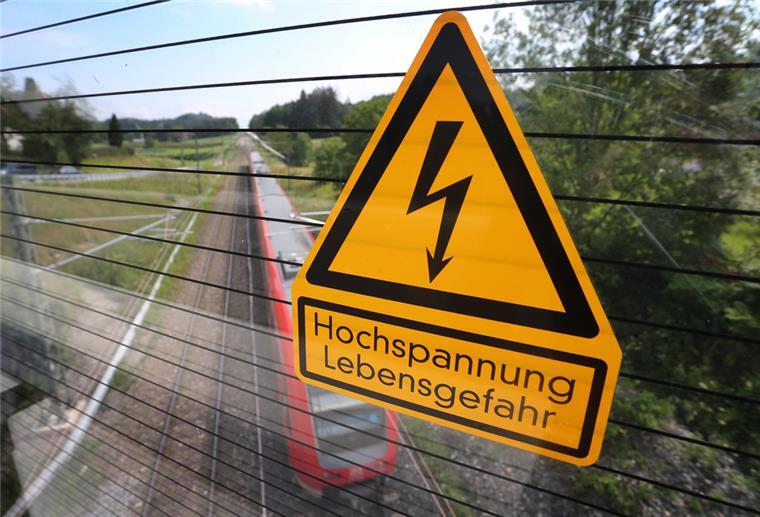 So will die Bahn für schnellere Züge zwischen Cuxhaven und Stade sorgen Eine Diesellok fährt auf der mit neuen Masten und Stromleitungen versehenen Bahnstrecke München-Lindau.