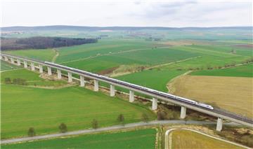 Die Deutsche Bahn will die wichtige ICE-Strecke vom 23. April bis 8. Mai wegen Bauarbeiten komplett sperren.