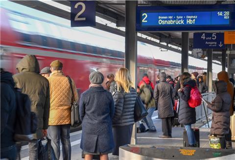 Die Deutsche Bahn will ihr Angebot im Regionalverkehr reduzieren - davon dürften auch die RE-Verbindungen von Bremerhaven nach Bremen betroffen sein.
