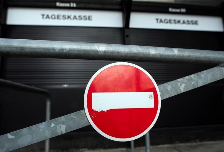 Bundesliga: Fußballclubs droht Verlust von rund 750 Millionen Euro Die Deutsche Fußball Liga hat den Spielbetrieb in der Bundesliga und der 2. Liga wegen der Coronavirus-Pandemie vorerst eingestellt.