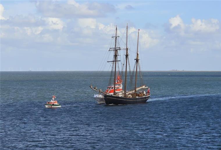 Dreimastschoner hat Maschinenprobleme: Seenotretter vor der Insel Föhr gefordert Seenotretter und Dreimaster auf dem offenen Meer