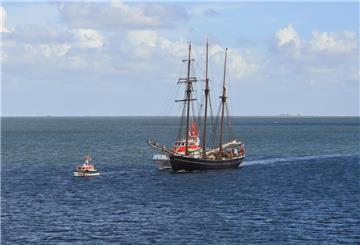 Seenotretter und Dreimaster auf dem offenen Meer 