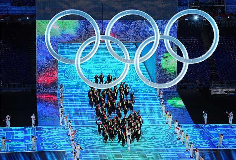 Die Olympischen Winterspiele in Peking sind eröffnet Die Mannschaft aus Deutschland mit den Fahnenträger Francesco Friedrich (Bob) und Claudia Pechstein (Eisschnelllauf) zieht ins Stadion ein