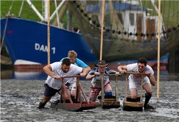 Die Deutsche Meisterschaft im Schlickrutschen (Archivbild) startet wieder im Watt vor Dangast (Niedersachsen). Die schlickige Veranstaltung mit den Wattschlitten im Jadebusen findet im Rahmen des „Watt en Schlick Festivals“ statt. 