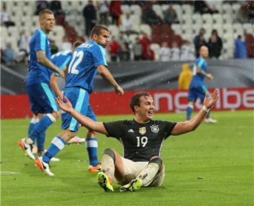 Die deutsche Nationalmannschaft landete gegen die Slowaken auf dem Hosenboden. Hier beschwert sich Mario Götze über einen nicht gegebenen Elfmeter. Foto Charisius/dpa