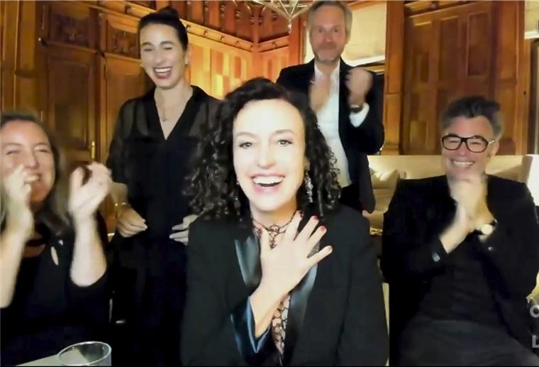 Maria Schrader gewinnt Emmy als beste Regisseurin Die deutsche Regisseurin Maria Schrader (M) freut sich in der Videoschalte mit ihrem Team über den Preis für die beste Regie in einer Miniserie bei den Emmy Awards.