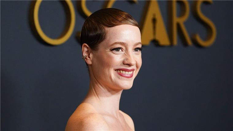 Stars bei Ehren-Oscar-Gala: verstorbener Quincy Jones geehrt Die deutsche Schauspielerin Leonie Benesch strahlt auf dem roten Teppich.