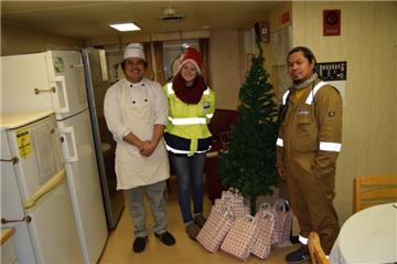 Die Deutsche Seemannsmission Cuxhaven beschenkt über 900 Seeleute, die an Weihnachten nicht zu Hause sein können. Ihre Mitarbeiter sind für die Seefahrer nicht nur in der Weihnachtszeit, sondern das ganze Jahr über die wichtigsten Bezugspersonen im Hafen.