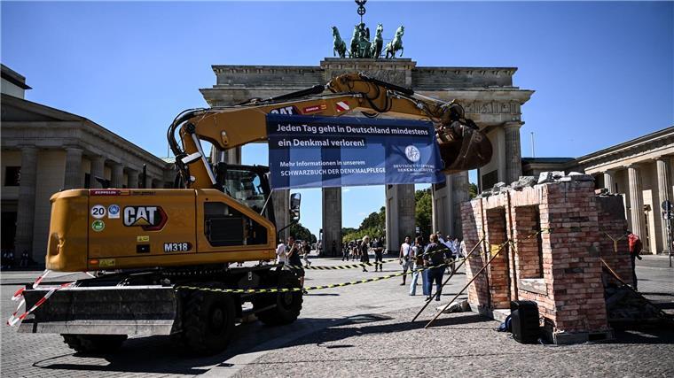 „Schwarzbuch“: Stiftung beklagt verlorene Denkmale Die Deutsche Stiftung Denkmalschutz wies auch mit einer Aktion am Brandenburger Tor auf ihr „Schwarzbuch“ hin.