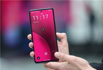Claudia Nemat, Technik-Vorständin der Deutsche Telekom, zeigt das neue KI-Phone der Deutschen Telekom