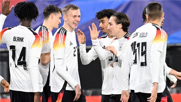 U21 geht ungeschlagen ins EM-Jahr - Beier trifft doppelt Die deutsche U21 um Doppel-Torschütze Maximilian Beier (3.v.l.) jubelt über die Ungeschlagen-Serie.