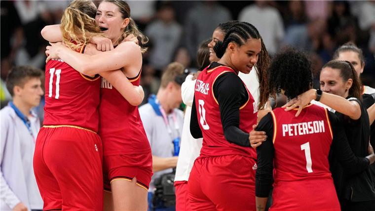 Die wundersame Reise der deutschen Basketballerinnen Die deutschen Basketballerinnen bejubeln den Viertelfinal-Einzug bei Olympia.