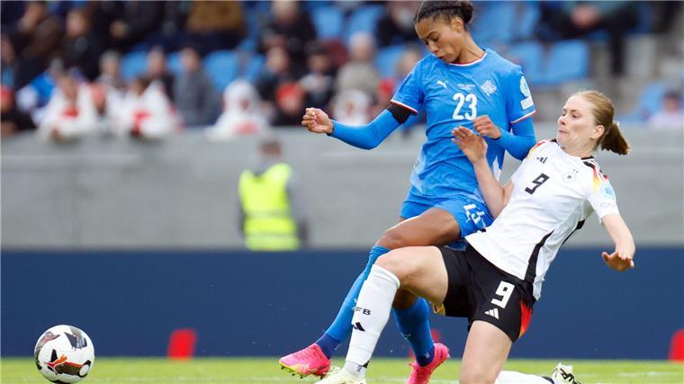 „Wachrüttler“ für DFB-Frauen: Hrubesch bleibt gefasst Die deutschen Fußballerinnen um Sjoeke Nüsken (r) unterlagen in Island.