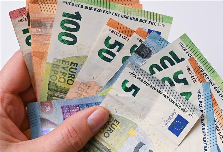 Die Deutschen geben in der Corona-Krise weniger Geld aus.