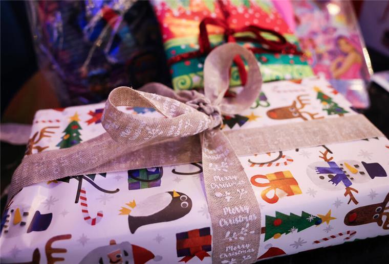 Weihnachtsgeschenke 2024: Trotz Krise greifen Deutsche tief in die Tasche Die Deutschen greifen 2024 tief in die Tasche für Weihnachtsgeschenke.