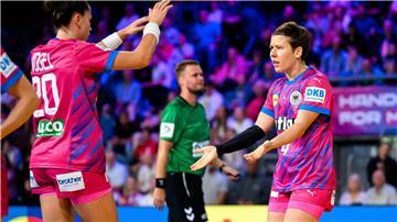 Die deutschen Handballerinnen bejubeln ihren Sieg gegen die Niederlande.