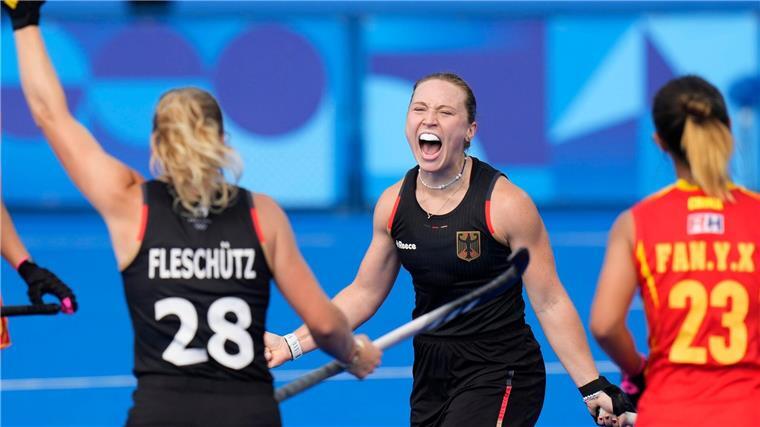 Gruppenbild mit Baerbock: Hockey-Frauen auf Kurs Die deutschen Hockey-Frauen bejubeln den Einzug in das Viertelfinale.