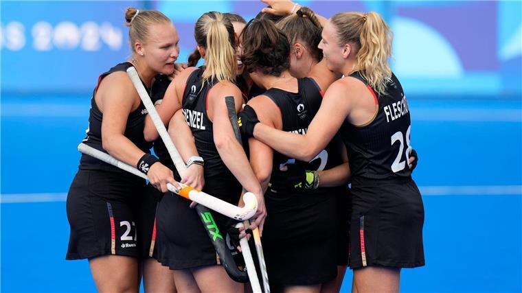 Gruppenbild mit Baerbock: Hockey-Frauen auf Kurs Die deutschen Hockey-Frauen bejubeln den Einzug in das Viertelfinale.