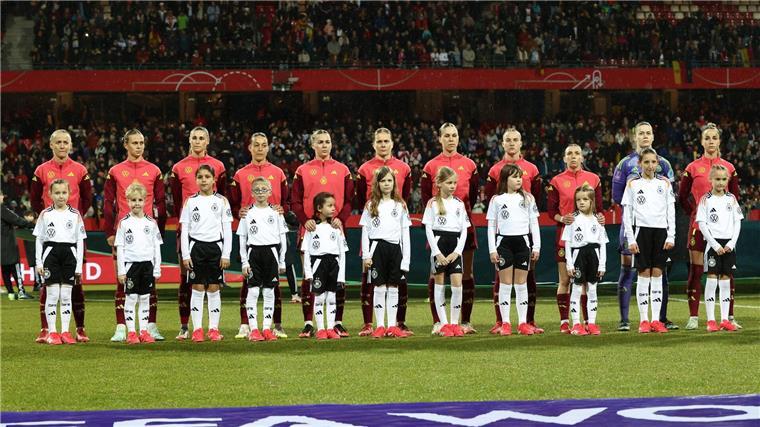 DFB-Frauen live bei KiKA - und mit Bernd das Brot Die deutschen Kickerinnen wollen ihre jungen Fans noch mehr für Frauen-Fußball begeistern.
