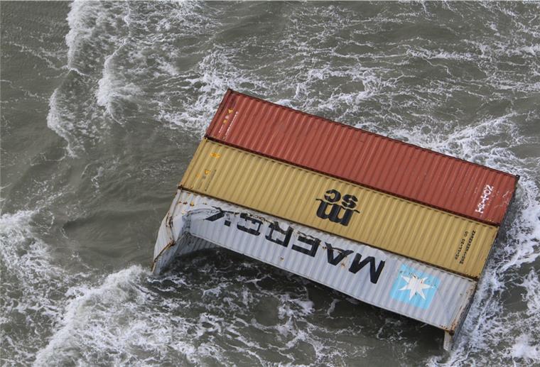 Küstenwache sucht nach verlorenen Containern in der Nordsee Container schwimmen im Wasser.